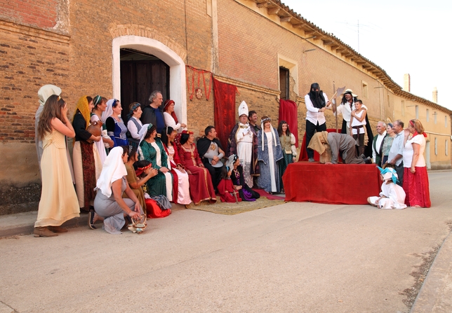 VILLALCÓN: El pueblo de Villalcón se trasladó por unas horas al Medievo para representar las cosas buenas de la época, pero también alguna historia truculenta con el verdugo en activo.  / VILLALCÓN