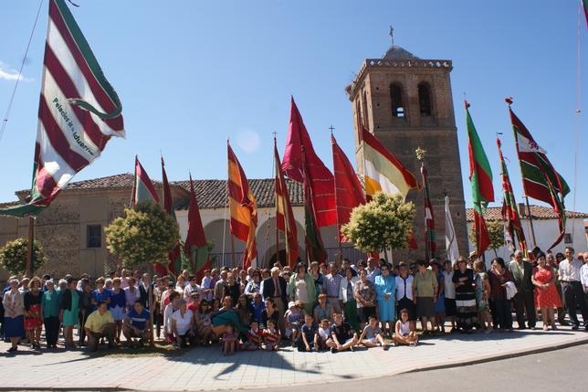 POZA DE LA VEGA: Los vecinos de Poza de la Vega disfrutaron de sus Fiestas de San
Roque 2014, en las que no faltaron la procesión y la exhibición de
manejo de pendones, que recoge la imagen.  / POZA DE LA VEGA