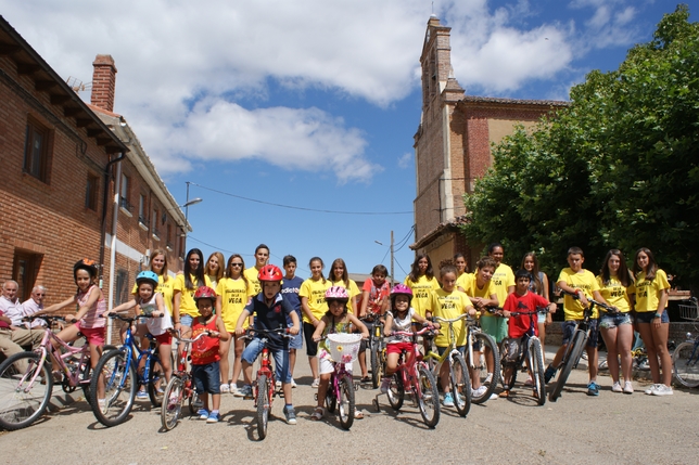 VILLALUENGA DE LA VEGA: En la localidad de Villaluenga de la Vega celebraron por todo lo alto su Fiesta del Verano, en la que no faltaron actividades tan saludables
como la bicicleta. Los peques se lo pasaron fenomenal   / VILLALUENGA DE LA VEGA