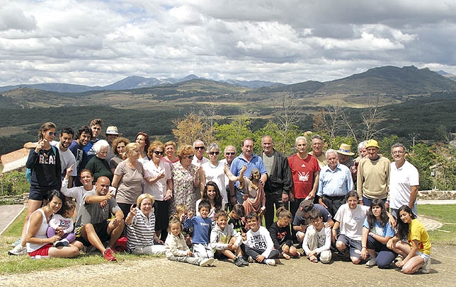  Foto de familia de los vecinos de la localidad norteña con una espectacular paisaje de fondo que da, si cabe, mayor colorido a la instantánea. foto:dp  / ORBÓ