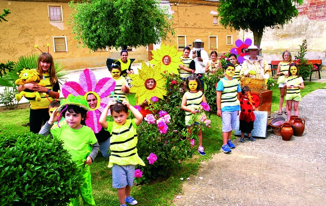 Conocedores de las bondades de la miel y del gran servicio que nos prestan las abejas, los vecinos de Villaumbroso han querido dedicar esta simpática fotografía a la apicultura.
  / VILLALUMBROSO