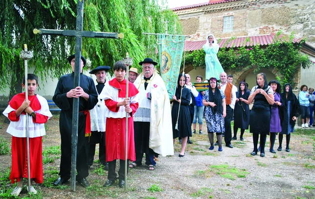 BAHILLO: Bahíllo saca su santa en romería, con el pertinenter acompañamiento eclesiástico y vecinal, para pedir una buena cosecha para el próximo año. foto: Santi Tejerina Lerones
  / BAHILLO