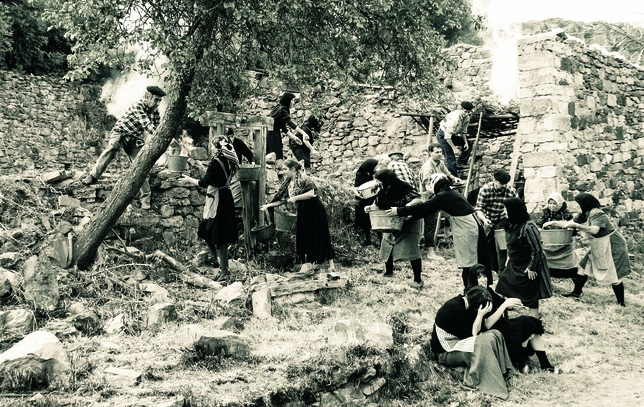 OTERO DE GUARDO: Los vecinos de Otero de Guardo homenajean en esta foto del verano  a sus antepasados, recreando el incendio que en 1918 arrasó gran parte del pueblo.
  / OTERO DE GUARDO