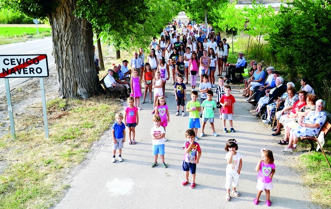 CEVICO NAVERO: El letrero de final del pueblo, junto al árbol más antiguo y grueso, al lado de los mayores de 80 y 90 años y los chopos finos en crecimiento con los niños y jóvenes que son el futuro. Es el paseo de la vida 
  / CEVICO NAVERO