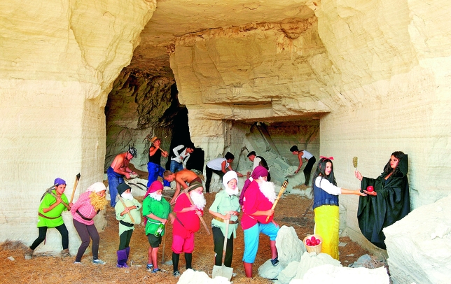 HORNILLOS DE CERRATO: La escena de 'Blancanieves y los siete enanitos' en la que estos salen de trabajar de la mina cantando y silbando se inspiró en las cuevas de Hornillos, donde extraían yeso con otros mineros. foto: Miguel Ángel Blanco
  / HORNILLOS DE CERRATO