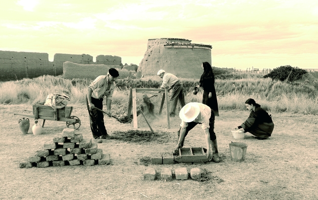 CASTIL DE VELA: Un grupo de vecinos de Castil de Vela rememora en la vieja práctica de hacer adobes para palomares, tapias, corrales y viviendas. Un material ecológico que algunos han retomado en al actualidad.
  / CASTIL DE VELA