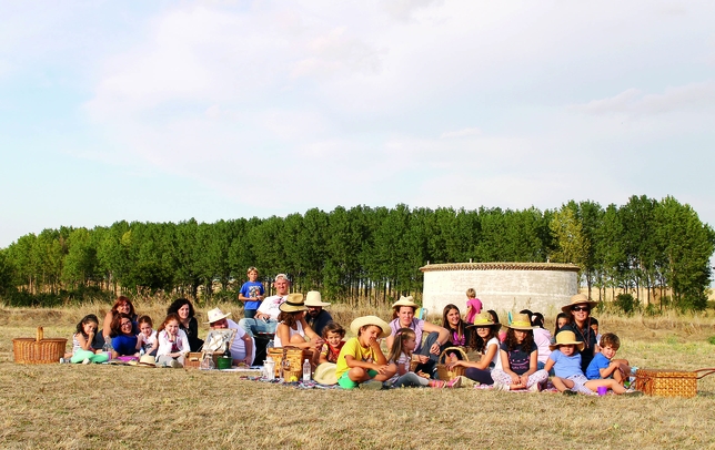 VILLATOQUITE: En Villatoquite cuando se van de pic-nic lo hacen a lo grande y sin que falte el más mínimo detalle: manteles, cestas con ricas viandas y unos vistosos sombreros para protegerse del sol.
  / VILLATOQUITE