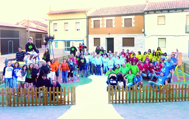 VILLASARRACINO.
Este año los vecinos de Villasarracino han querido hacerse la foto del verano en el parque de la plaza de Abajo, que ha sido remodelado recientemente y sugiere ocio, entretenimiento y camaradería.   / VILLASARRACINO