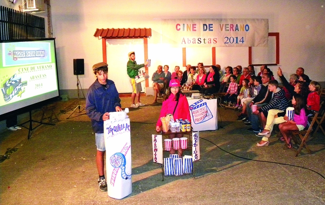 Una velada de cine al aire libre es una buena opción para las noches de verano, que se enriquece aún más si va acompañada de palomitas y refrescos.En Abastas no ha faltado ni un detalle. foto: dp  / ABASTAS