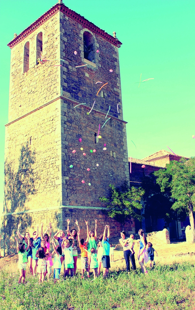 VILLASABARIEGO DE UCIEZA: Los más jóvenes de Villasabariego de Ucieza disfrutan de la libertad de horarios y el tiempo libre para el juego propios del verano. Y lo celebran con este divertido lanzamiento de globos al cielo.  / VILLASABARIEGO DE UCIEZA