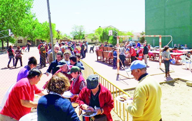 REVENGA DE CAMPOS: La mejor forma de disfrutar de una jornada de diversión y convivencia, en la que no falta el toque culinario, es establecer un orden de reparto que asegure la participación de todos los vecinos.  / REVENGA DE CAMPOS