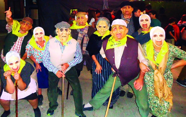 BÁSCONES DE OJEDA: Cuando ya queda poco para que se acabe el verano y para celebrar que hemos disfrutado mucho durante este tiempo, nos despedimos con sentido del humor y disfrace para niños y ancianos.
  / BÁSCONES DE OJEDA