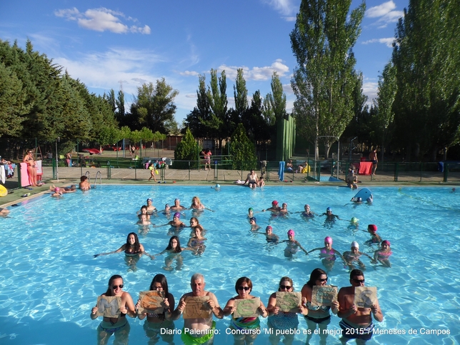 La piscina de Meneses cumple este 2015 los 50 años de su inauguración. Por eso los vecinos se han hecho la foto en el agua y han formado un 5 y un 0, además de recordar el nombre del pueblo.  / MENESES DE CAMPOS