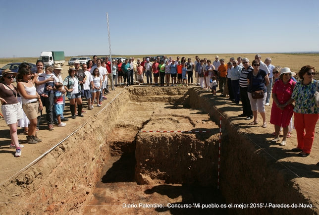 Paredes de Nava: Grupo de paredeños y de visitantes a la excavación arqueológica de 