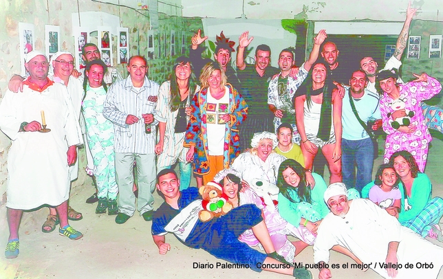 La imagen recoge un momento de la divertida Fiesta de Pijamas que vivieron los vecinos en la 'Casa del Pueblo' de Vallejo de Orbó.
  / VALLEJO DE ORBÓ.