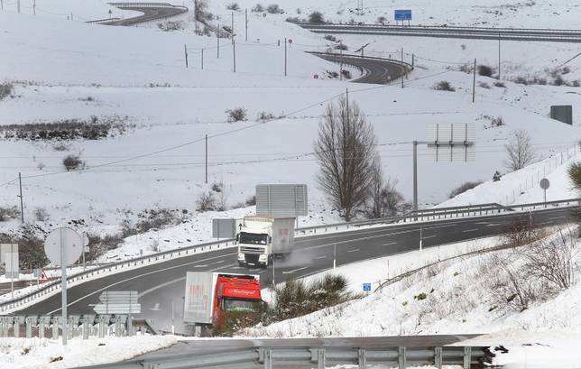 Autovía A-67 en los entornos de Aguilar de Campoo  / MANUEL BRÁGIMO (ICAL)