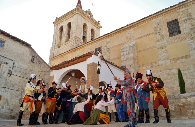 AUTILLA DEL PINO: se representa la afrenta a la Virgen del Rosario en la iglesia de la Asunción por las tropas francesas en 1813. El pueblo y los soldados españoles la defendieron  / AUTILLA DEL PINO