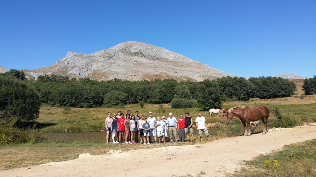 VILLANUEVA DE LA PEÑA: Desde Villanueva de la Peña nos mandan esta Foto en la que, aunque son pocos, están rodeados del mejor paraje natural y con las mejores vistas.