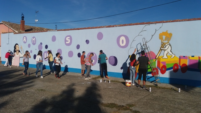 AMUSCO: Sus jóvenes dedican parte de su tiempo a embellecer el pueblo poniendo de manifiesto sus dotes  pintoras .  / AMUSCO