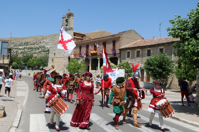 PALENZUELA: Desfile de las tropas por las calles de la muy noble y leal villa de Palenzuela. FOTO: LUIS ANTONIO CURIEL CALLEJA  / PALENZUELA