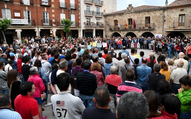 Salas se echa a la calle en repulsa por la muerte de Mónika