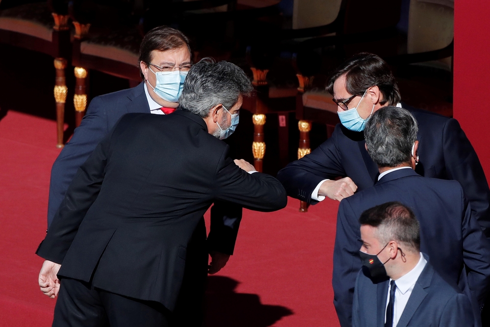 El presidente del Consejo General del Poder Judicial, Carlos Lesmes (c) saluda al ministro de Sanidad, Salvador Illa (d) junto al presidente de Extremadura, Guillermo Fernández Vara (i)   / JUAN CARLOS HIDALGO