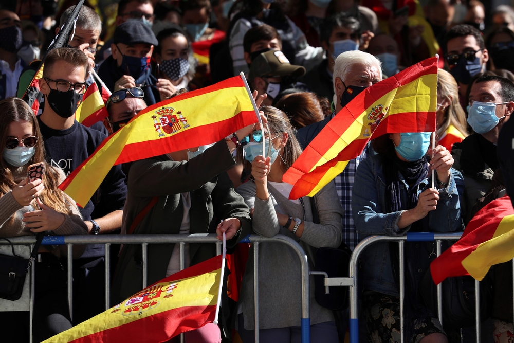 Banderas de España ondean entre los asistentes al acto  / KIKO HUESCA