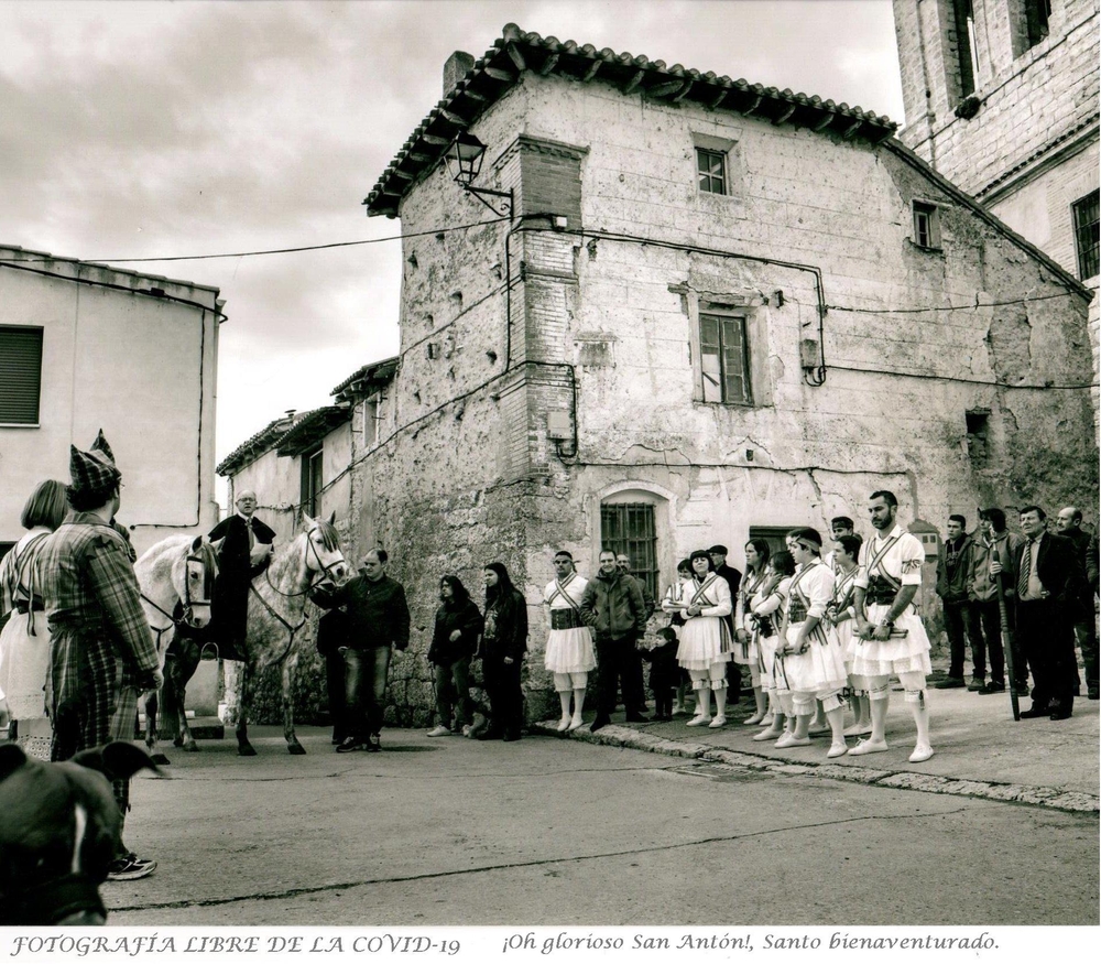 Coplillas al santo, con algún que otro chascarrillo intercalado, ‘echados’ con capa montando las caballerías engalanadas, bendición de los animales y procesión con paloteo son las tradiciones de la festividad de San Antón.  / AUTILLA DEL PINO