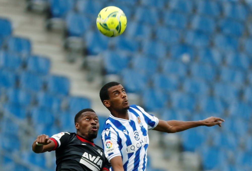 La Real Sociedad pincha pero recupera el liderato