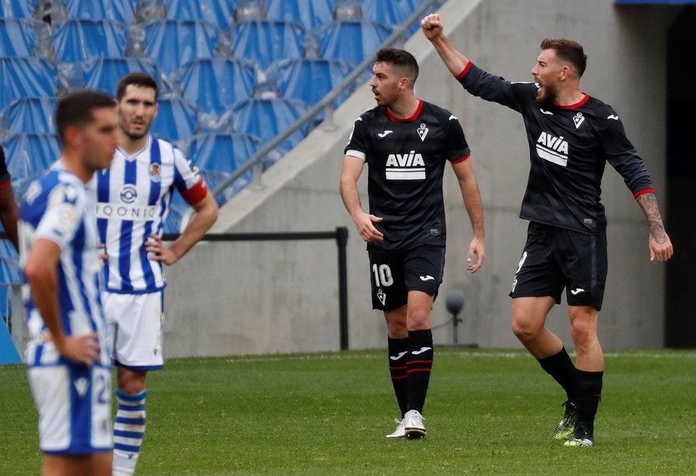 La Real Sociedad pincha pero recupera el liderato