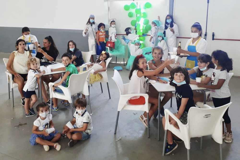 ‘Gracias sanitarios’ refleja el reconocimiento y la gratitud al trabajo de los sanitarios que han puesto todo su esfuerzo para parar el virus. Gracias a ellos los vecinos pueden disfrutar.  / CASCÓN DE LA NAVA