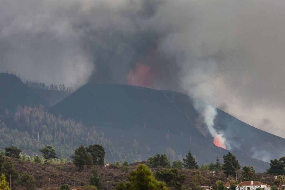 El aumento de la actividad explosiva del volcán de Cumbre Vieja, en El Paso, ha conllevado la evacuación de los barrios de Tajuya y Tacande