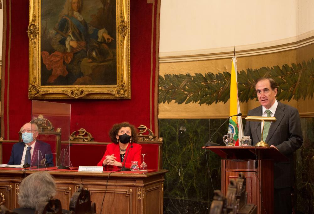 De izquierda a derecha: Eduardo Díaz-Rubio, Carmen H. de Larramendi y Antonio Huertas.