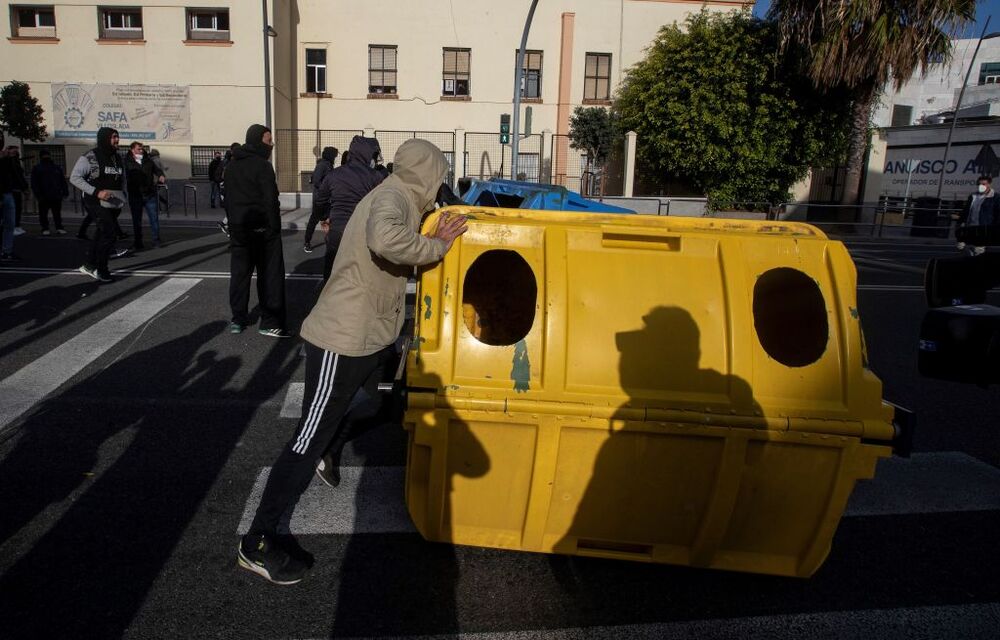 Enfrentamientos entre policÁ­a y trabajadores en protesta del metal en Cádiz  / ROMÁN RÁ­OS