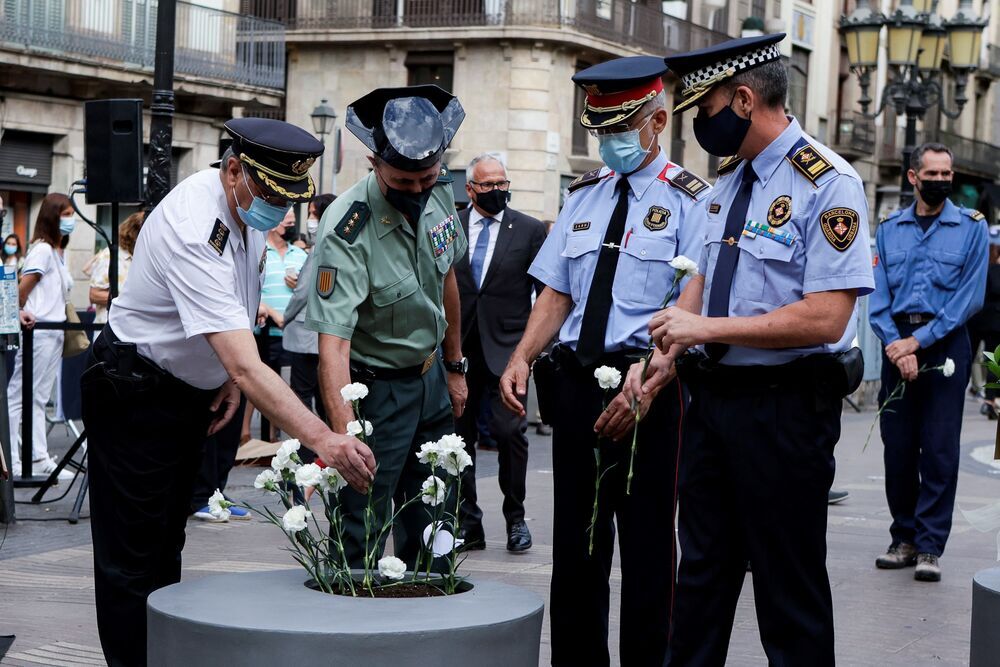 Silencio y claveles para recordar a las víctimas del 17-A