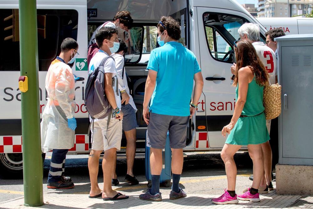 Los contagios entre jóvenes aceleran la transmisión nacional