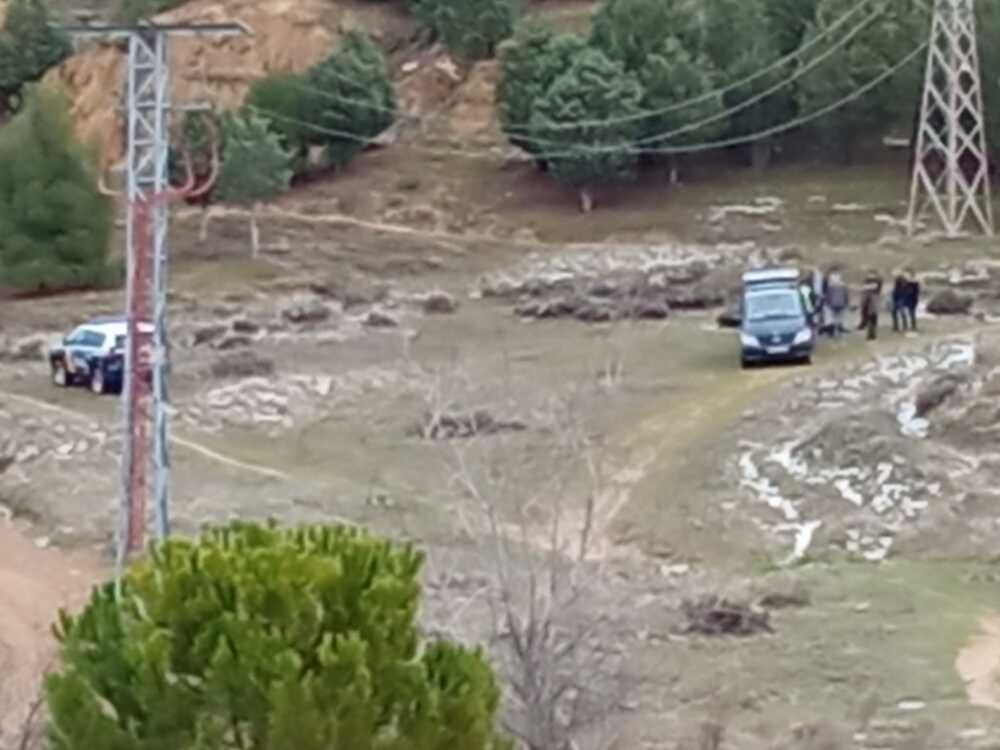 Imagen de dotaciones policiales en el lugar del hallazgo del cuerpo.