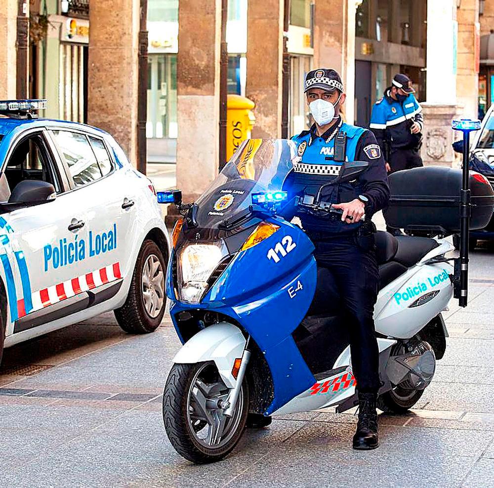 El agente 4204 subido ayer en su moto a la altura de Cuatro Cantones.