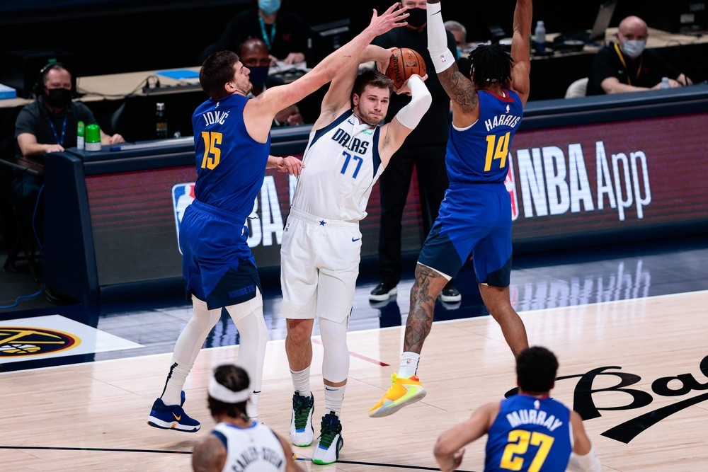 Un Doncic soberbio doblega a unos asfixiantes Nuggets