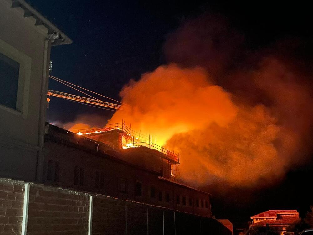 El fuego calcina el tejado del monasterio de Alconada