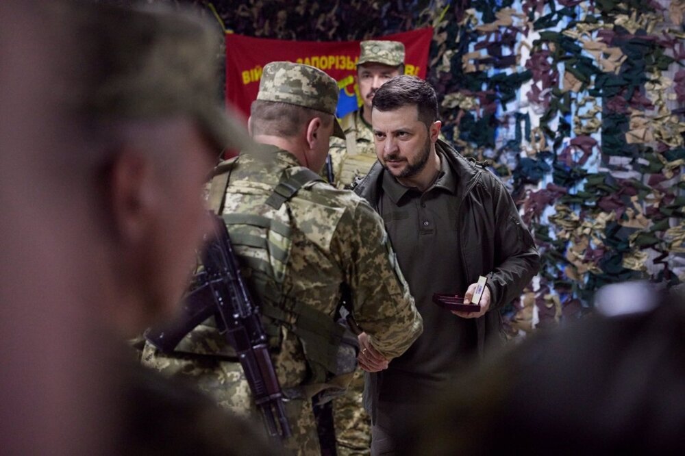 Zelenski Visita A Los Militares Ucranianos En El Frente De Járkov ...