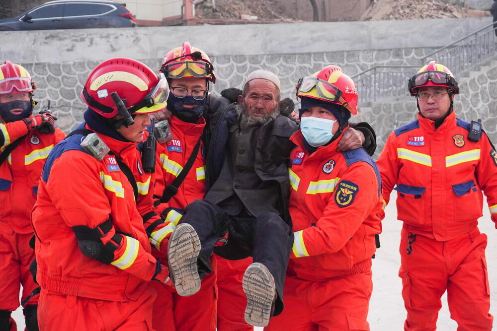 Los socorristas trasladan a una persona herida a la aldea de Dahe