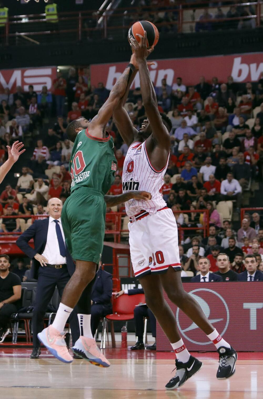 El Baskonia hunde El Pireo sobre la bocina