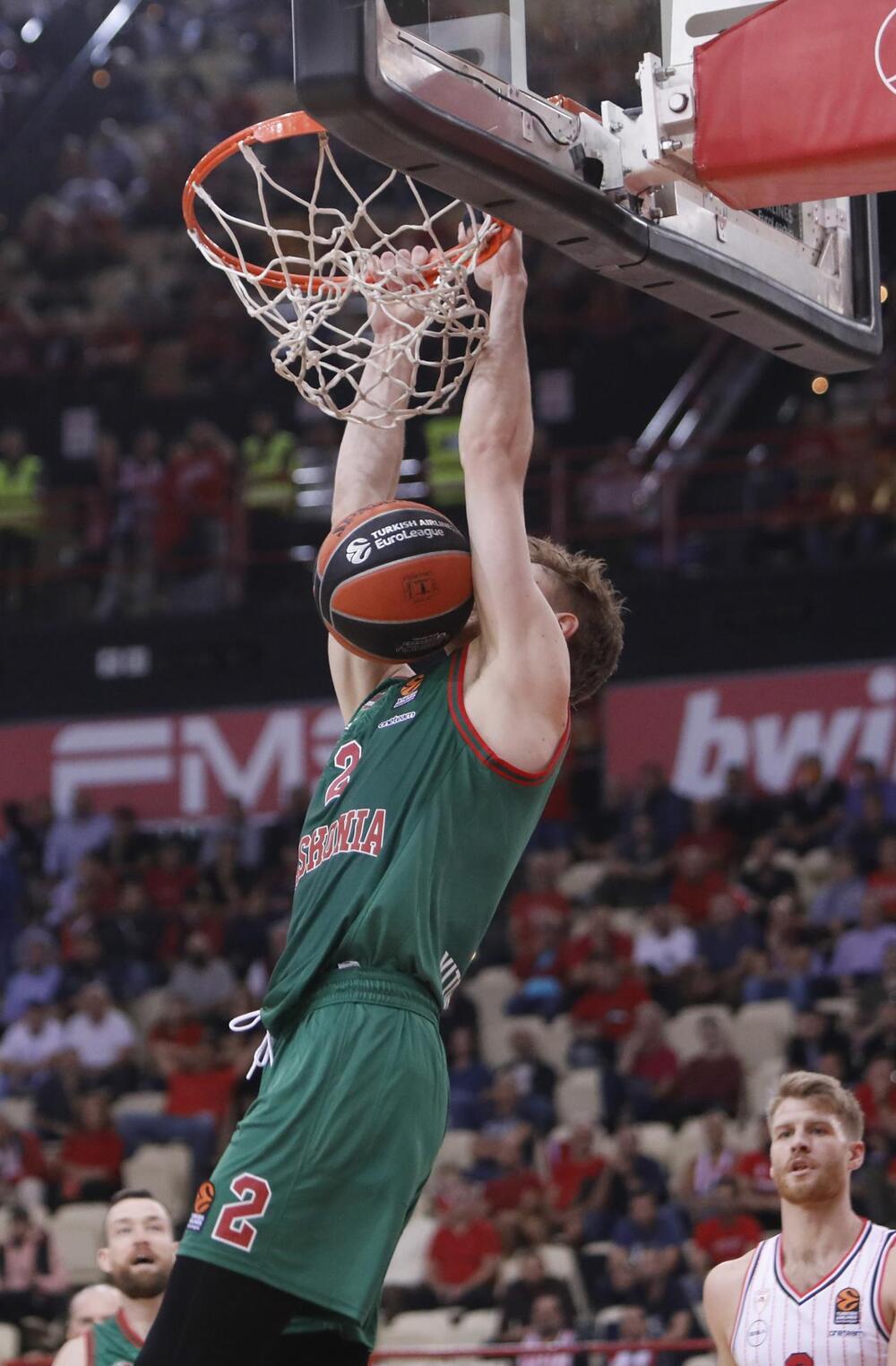 El Baskonia hunde El Pireo sobre la bocina