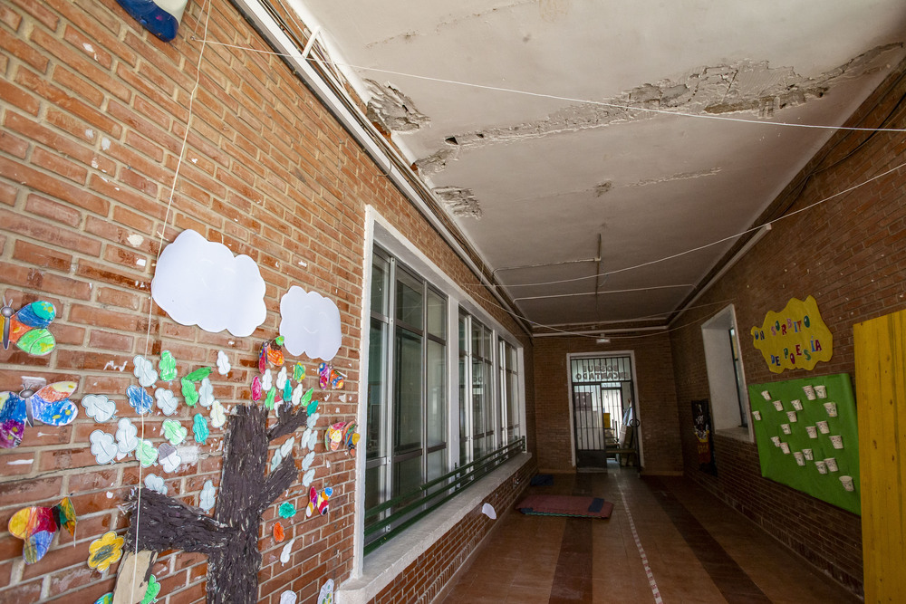 Imagen de la grieta que aparece en el porche del colegio eldanense.