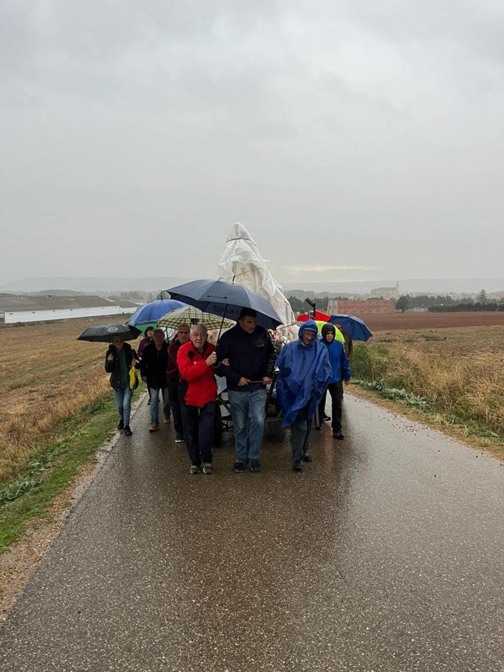 La devoción puede con la lluvia en Valdesalce