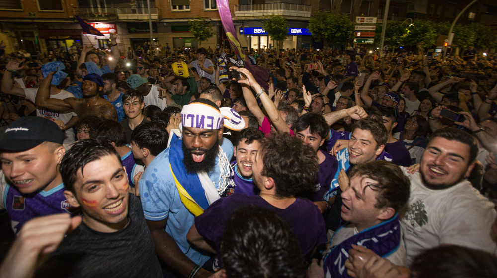 La afición palentina recibió a los jugadores, cuerpo técnico y directiva del Zunder en la plaza de España, donde celebraron el ascenso a ACB  / ÓSCAR NAVARRO