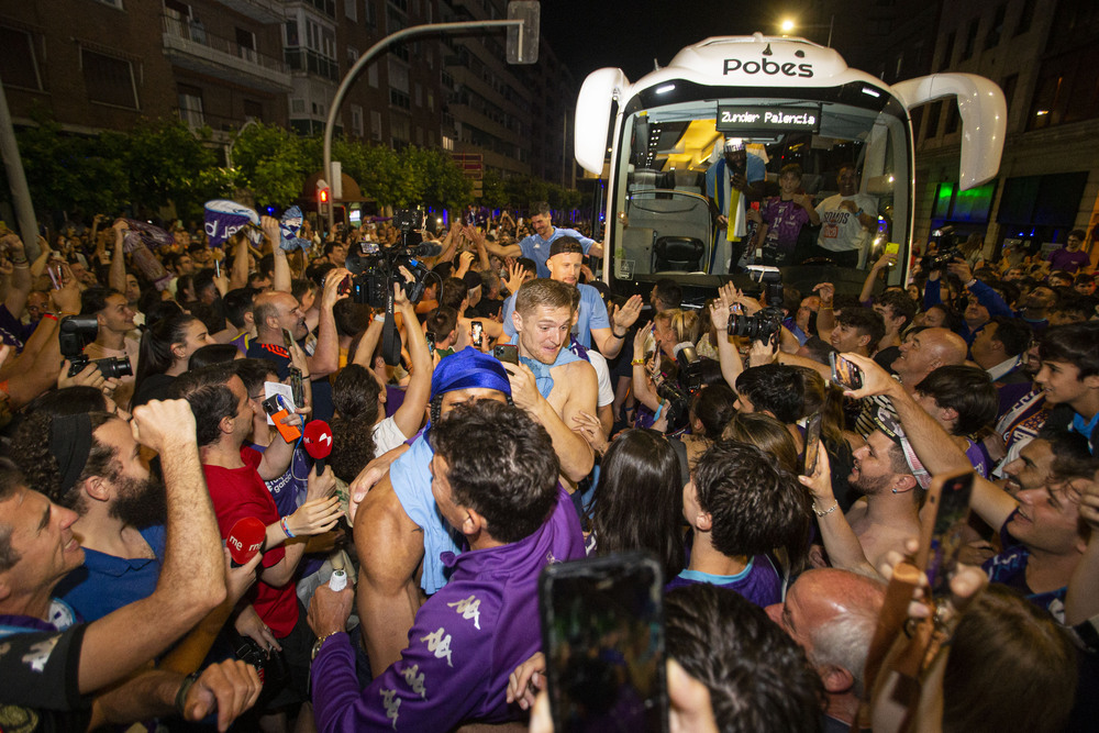 La afición palentina recibió a los jugadores, cuerpo técnico y directiva del Zunder en la plaza de España, donde celebraron el ascenso a ACB  / ÓSCAR NAVARRO