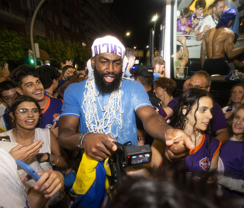 La afición palentina recibió a los jugadores, cuerpo técnico y directiva del Zunder en la plaza de España, donde celebraron el ascenso a ACB  / ÓSCAR NAVARRO