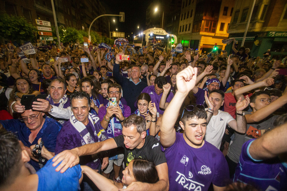 La afición palentina recibió a los jugadores, cuerpo técnico y directiva del Zunder en la plaza de España, donde celebraron el ascenso a ACB  / ÓSCAR NAVARRO